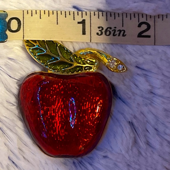 Vintage bright red Apple brooch with three clear stones set in the stem. - Picture 6 of 6
